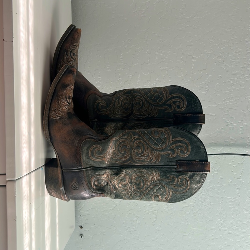 Nice Ariat cowgirl boots!